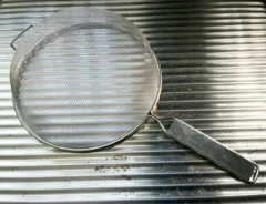 ザルを洗う写真(撮影:grapeライフハック編集部)