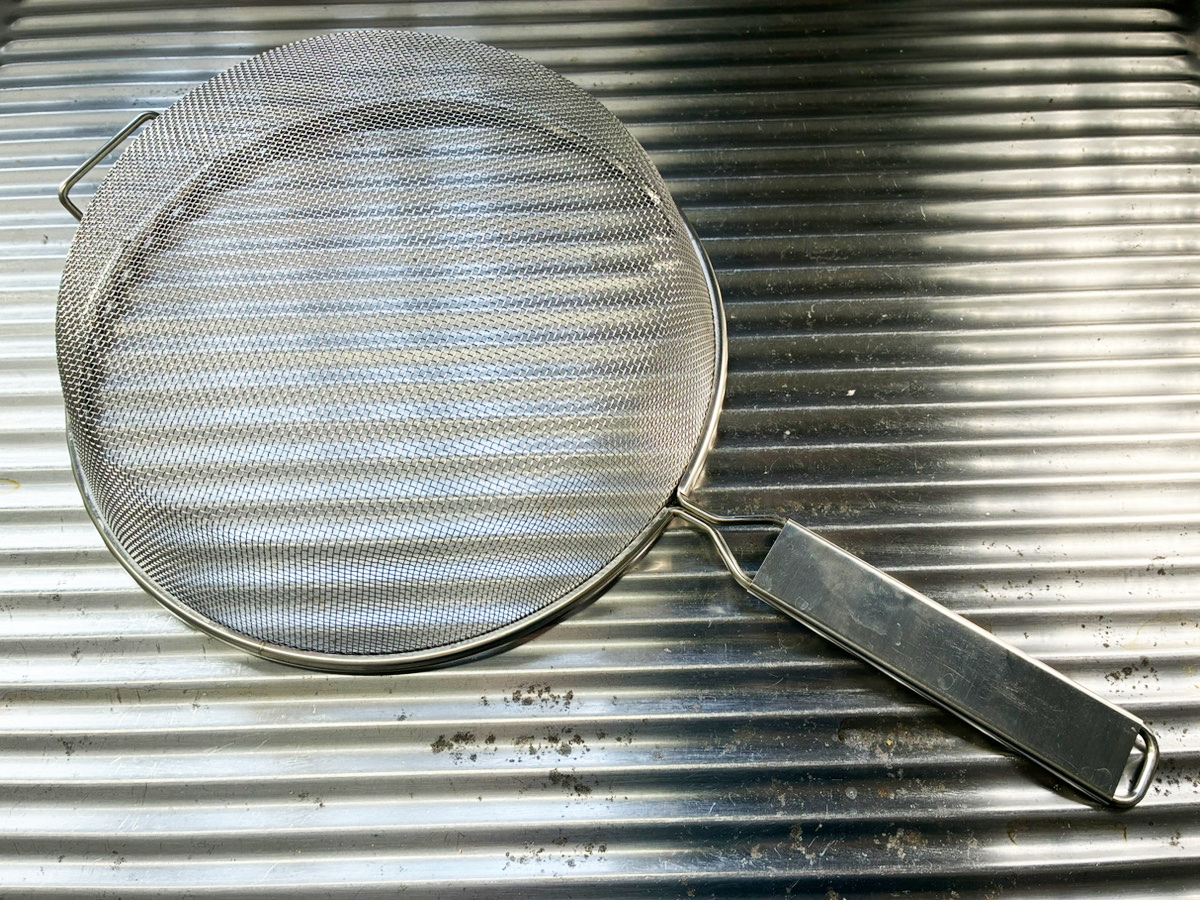 ザルを洗う写真(撮影:grapeライフハック編集部)