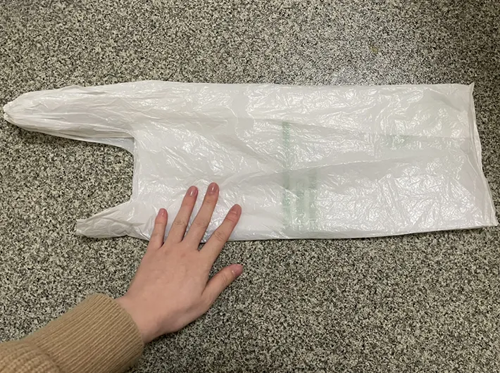 ビニール袋を縦に畳む写真（撮影：grapeライフハック編集部）