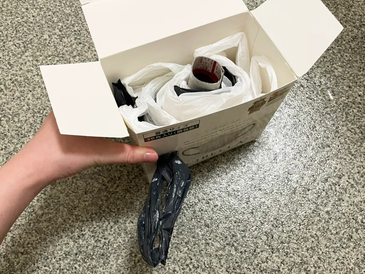 マスクの空き箱にビニール袋を入れた写真（撮影：grapeライフハック編集部）
