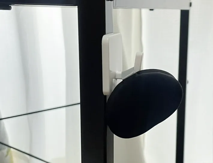 『マグネットフック』にメイクパフをかける写真（撮影：grapeライフハック編集部）