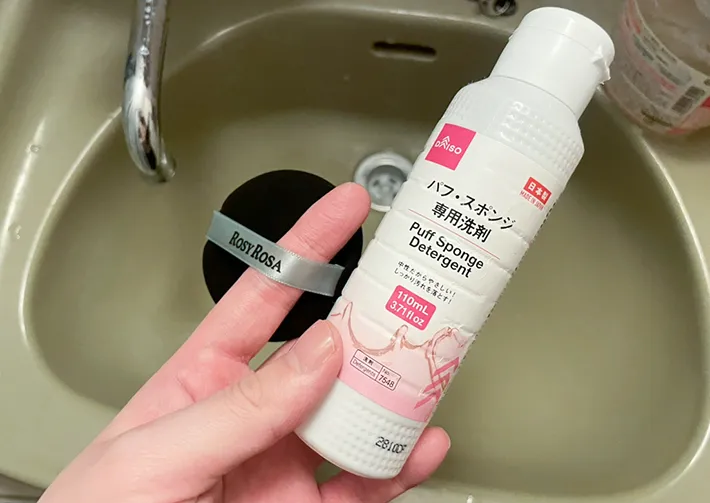 メイクパフとパフ専用の洗剤の写真『マグネットフック』にメイクパフをかける写真（撮影：grapeライフハック編集部）