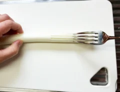 フォークで白髪ねぎを作る写真（撮影：grapeフード編集部）