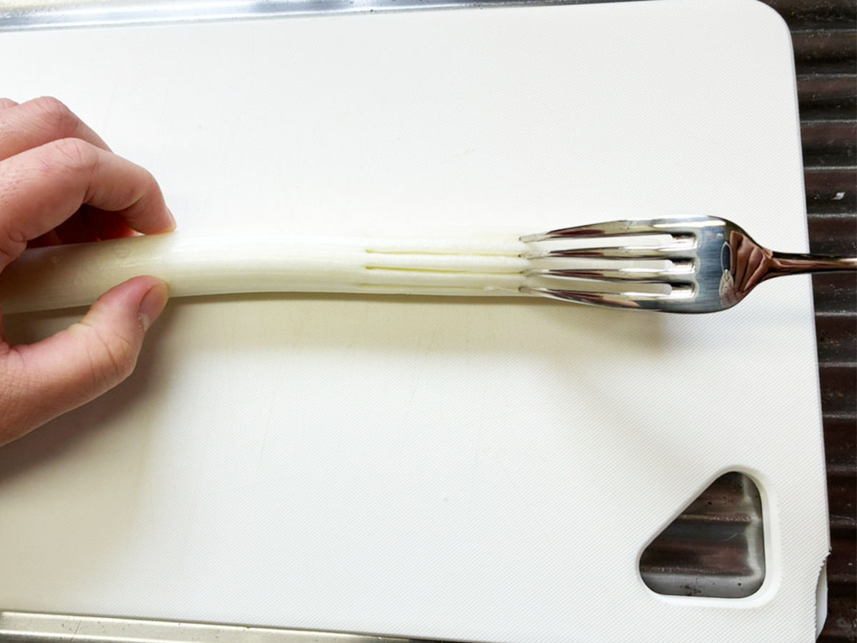フォークで白髪ねぎを作る写真(撮影:grapeフード編集部)