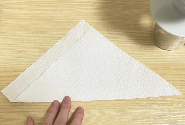 キッチンタオルを三角形に折る写真（撮影：grapeライフハック編集部）