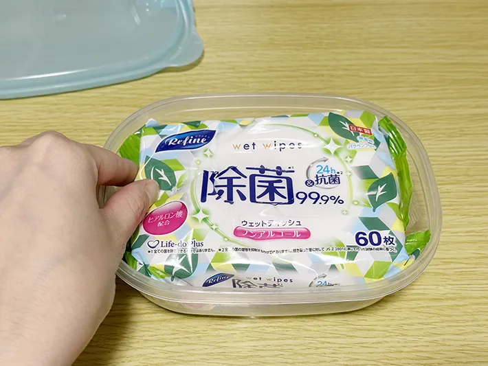 ウェットシートを保存容器に入れている画像（撮影：grapeライフハック編集部）