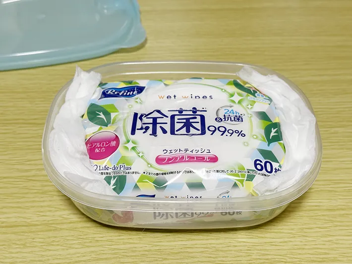 ウェットシートを保存容器に入れている画像（撮影：grapeライフハック編集部）