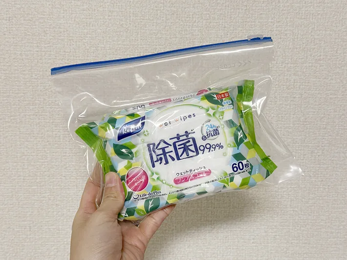 ウェットシートをジッパーつき保存袋に入れた画像（撮影：grapeライフハック編集部）