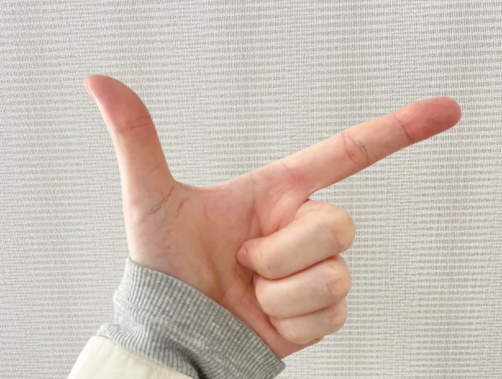 親指と人差し指を伸ばした写真（撮影：grapeライフハック編集部）