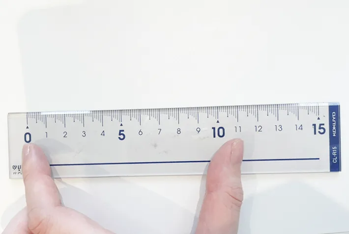定規でL字の長さを測る写真（撮影：grapeライフハック編集部）