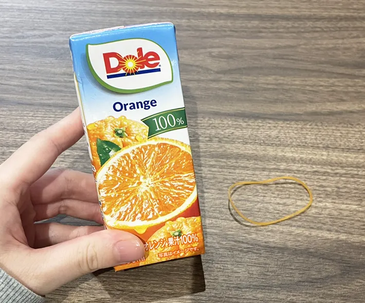 紙パックと輪ゴムの（写真撮影：grapeライフハック編集部）
