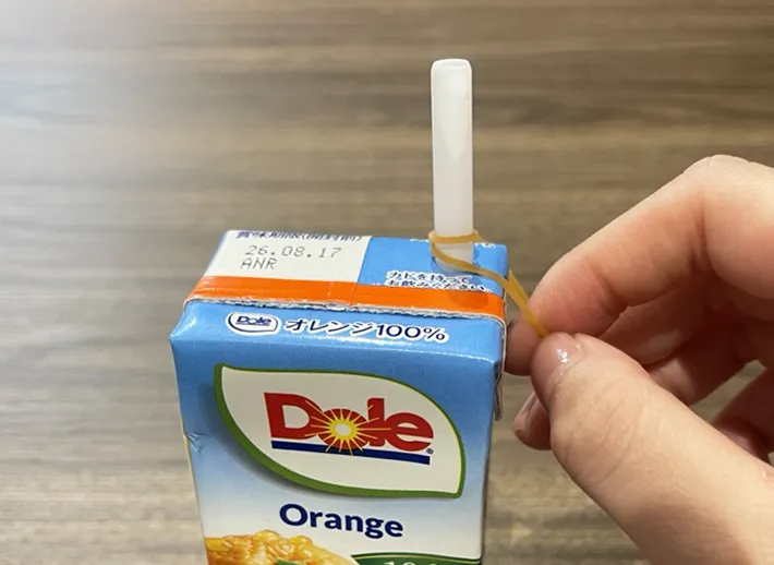 ストローのつけ根に輪ゴムを巻きつける写真（写真撮影：grapeライフハック編集部）