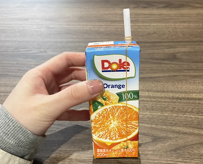 紙パックの底に輪ゴムを引っかける写真（写真撮影：grapeライフハック編集部）