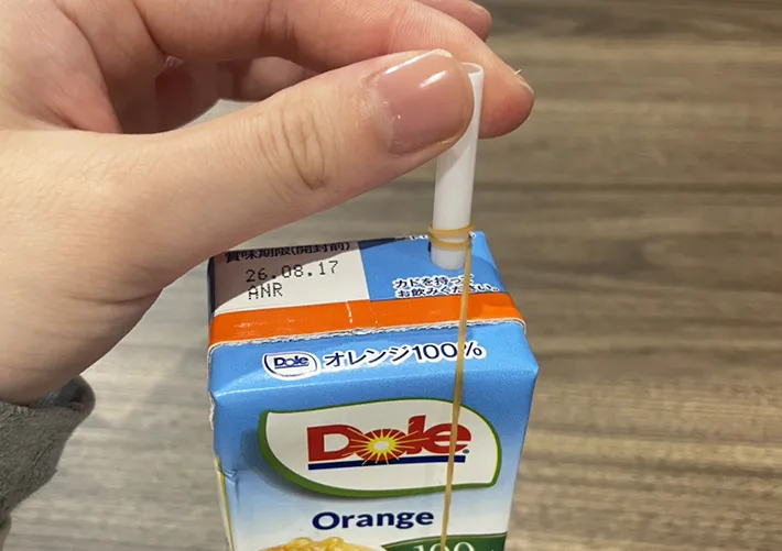 固定したストローを抜こうとする写真（写真撮影：grapeライフハック編集部）