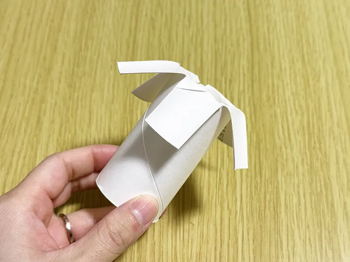 トイレットペーパーの芯をカットした後外側に開いている画像（撮影：grapeライフハック編集部）