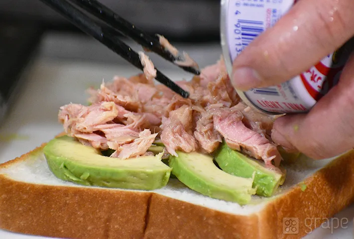 『アボカドツナマヨトースト』の作り方（撮影：grape芸能編集部）