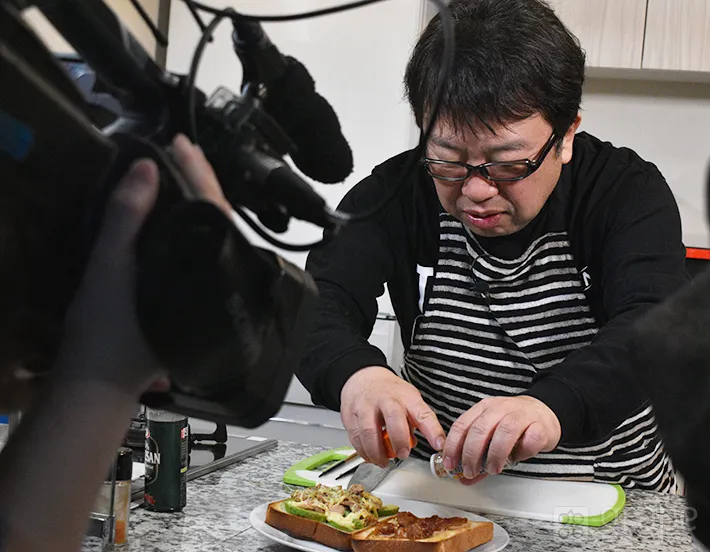 『アボカドツナマヨトースト』の作り方（撮影：grape芸能編集部）