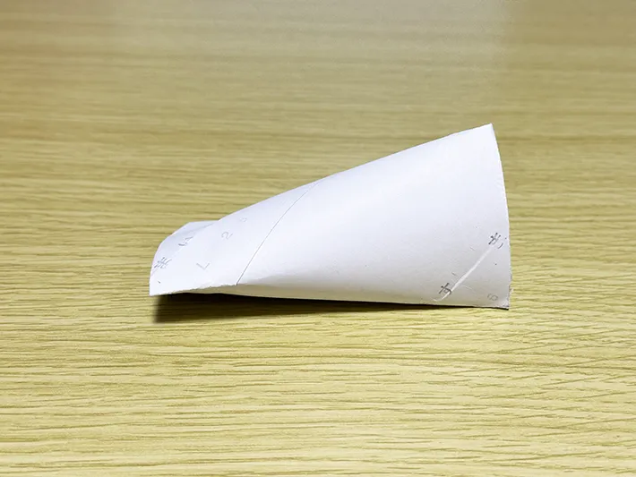 トイレットペーパーの芯の両端を潰している画像（撮影：grapeライフハック編集部）