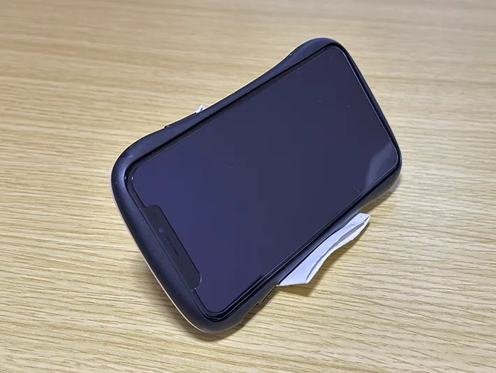 トイレットペーパーの芯で作ったスマホスタンドにスマホを置いている画像（撮影：grapeライフハック編集部）
