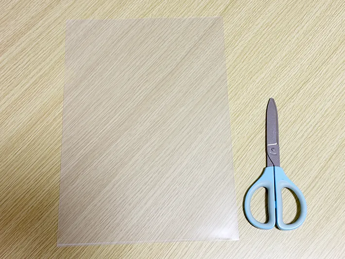 クリアファイルとハサミを並べて撮影している画像（撮影：grapeライフハック編集部）