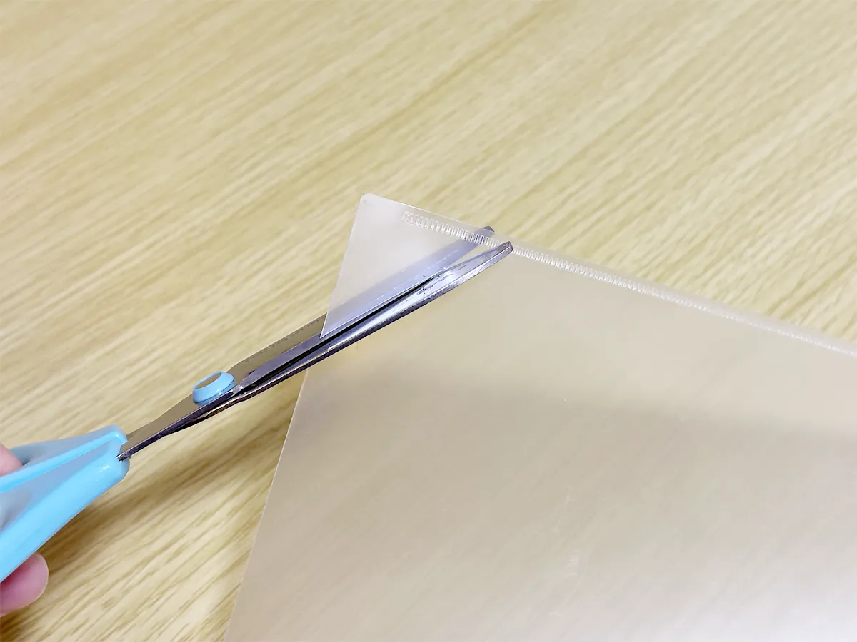 クリアファイルの端を切り落とした画像（撮影：grapeライフハック編集部）