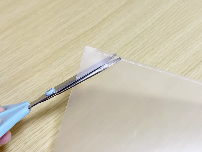 クリアファイルの端を切っている画像（撮影：grapeライフハック編集部）