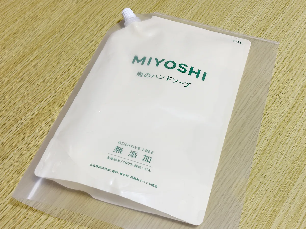 端を切り落としたクリアファイルに詰替え用パウチを入れている画像(撮影:grapeライフハック編集部)