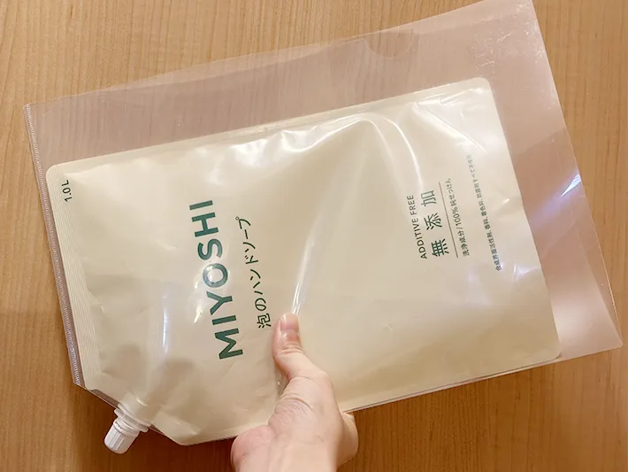 端を切り落としたクリアファイルに詰め替え用パウチを入れている画像（撮影：grapeライフハック編集部）