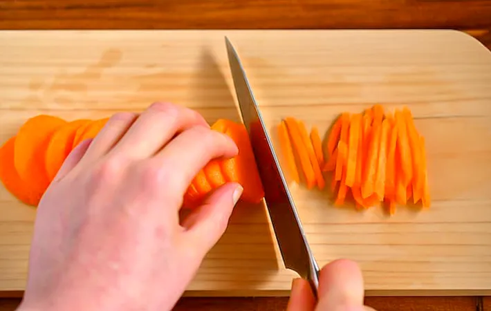 ニンジンをせん切りにしている写真（撮影：小泉明代）