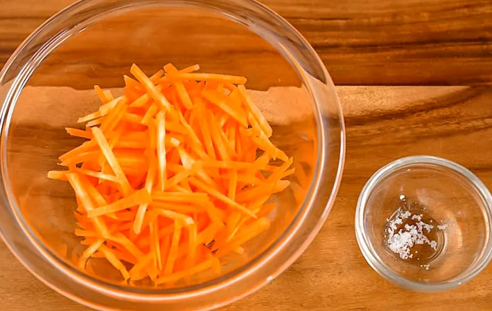 せん切りのニンジンと塩の写真（撮影：小泉明代）