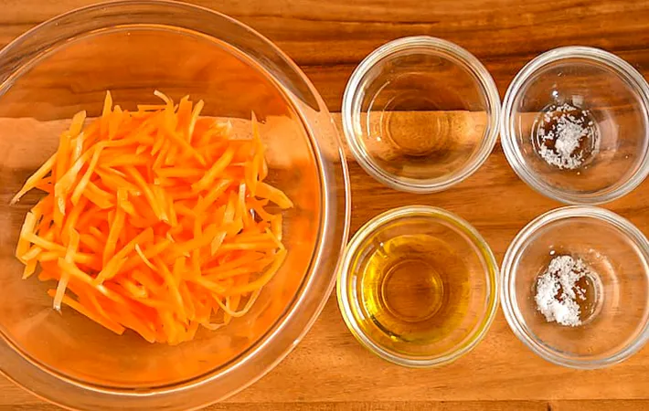 塩もみニンジンとドレッシングの材料の写真（撮影：小泉明代）