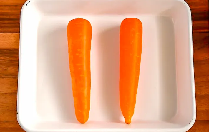 ２本のニンジンの写真（撮影：小泉明代）