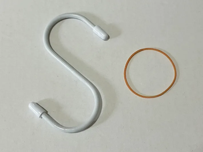 机に置いたS字フックと輪ゴムの写真（撮影：grapeライフハック編集部）