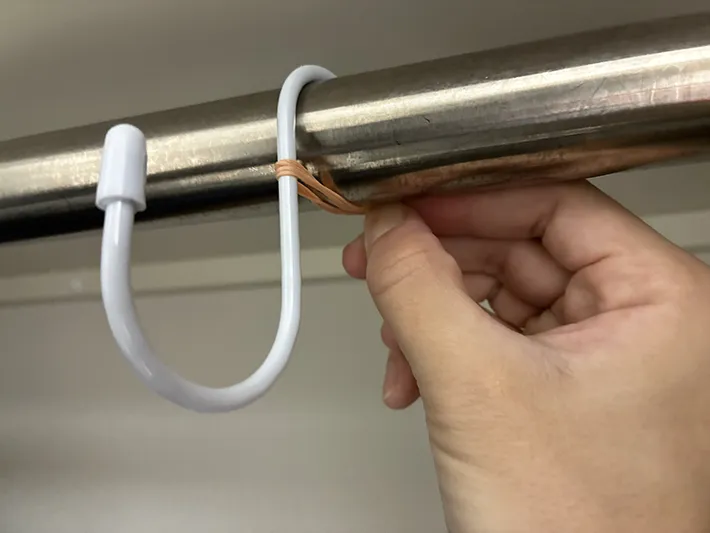 バーに引っかけたS字フックの写真（撮影：grapeライフハック編集部）