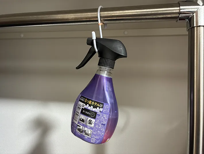 S字フックにかけた消臭スプレーの写真（撮影：grapeライフハック編集部）