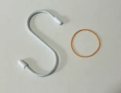 机に置いたS字フックと輪ゴムの写真（撮影：grapeライフハック編集部）