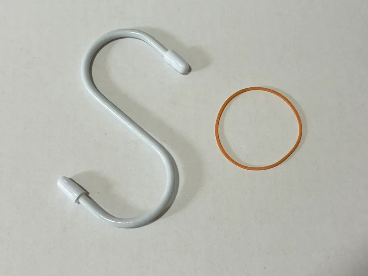 机に置いたS字フックと輪ゴムの写真（撮影：grapeライフハック編集部）