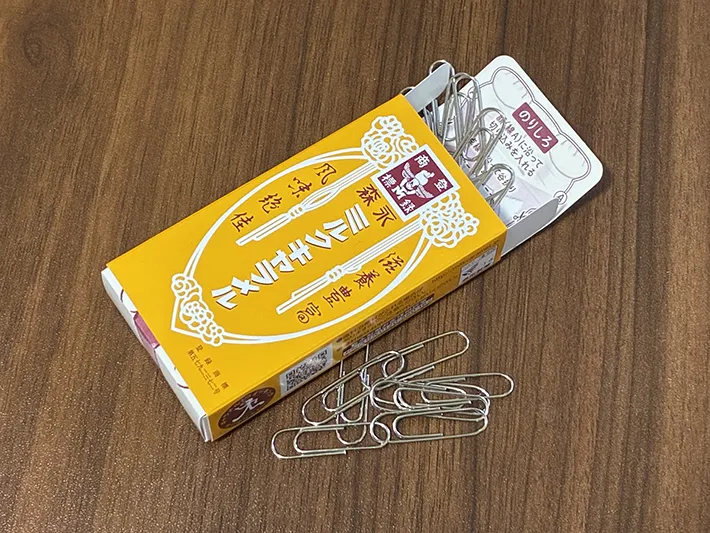 クリップを入れた『森永ミルクキャラメル』の空き箱の写真（撮影：grapeライフハック編集部）