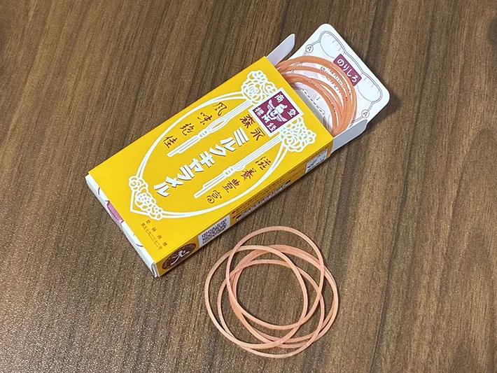 輪ゴムを入れた『森永ミルクキャラメル』の空き箱の写真（撮影：grapeライフハック編集部）