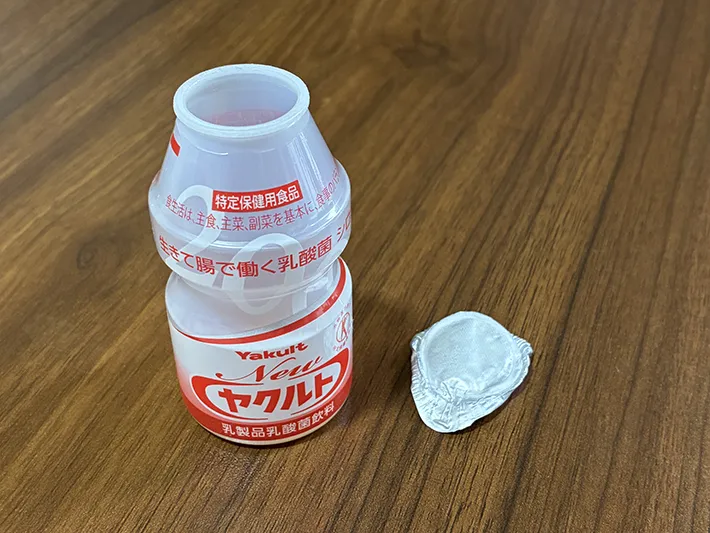 机に置かれたヤクルトの容器の写真（撮影：grapeライフハック編集部）