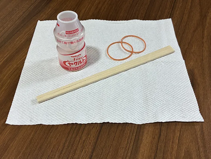 ヤクルトの容器とキッチンペーパー、割りばし、輪ゴムの写真（撮影：grapeライフハック編集部）