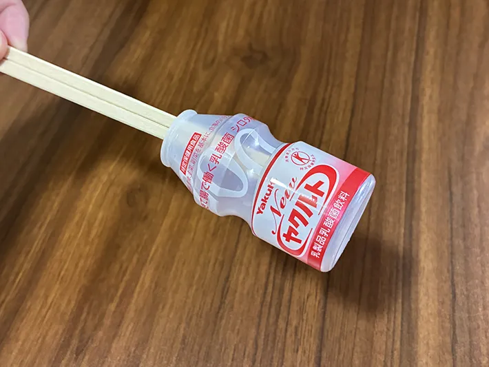 割りばしを差し込んだヤクルトの容器の写真（撮影：grapeライフハック編集部）