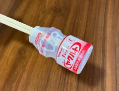 割りばしを刺しこんだうヤクルトの容器の写真（撮影：grape編集部）