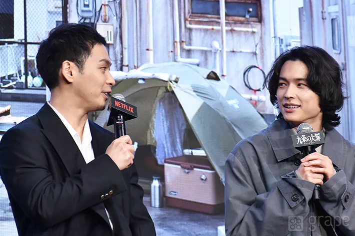 『九条の大罪』配信直前イベントに登壇した柳楽優弥さんと松村北斗さん（撮影：grape芸能編集部）