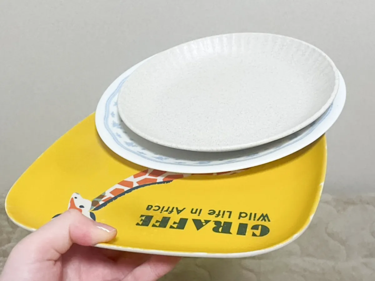 重ねた皿の写真(撮影:grapeライフハック編集部)