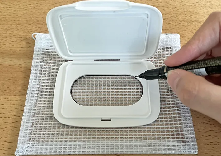 ケースに印をつけている写真（撮影：grapeライフハック編集部）