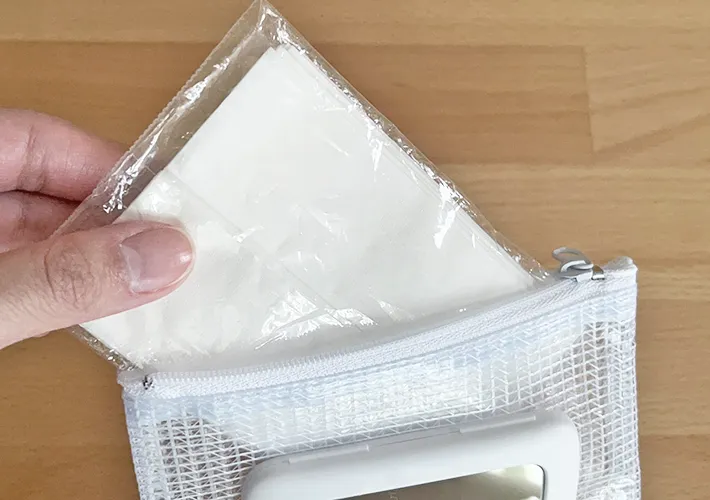 ケースにティッシュを入れている写真（撮影：grapeライフハック編集部）