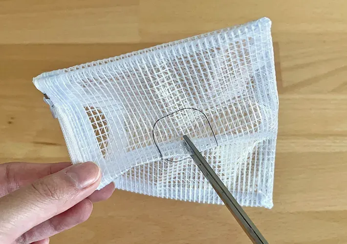 ケースに切り込みを入れている写真（撮影：grapeライフハック編集部）