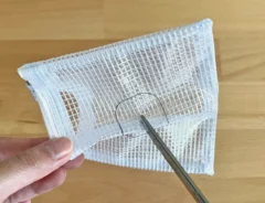 ケースに切り込みを入れている写真（撮影：grapeライフハック編集部）