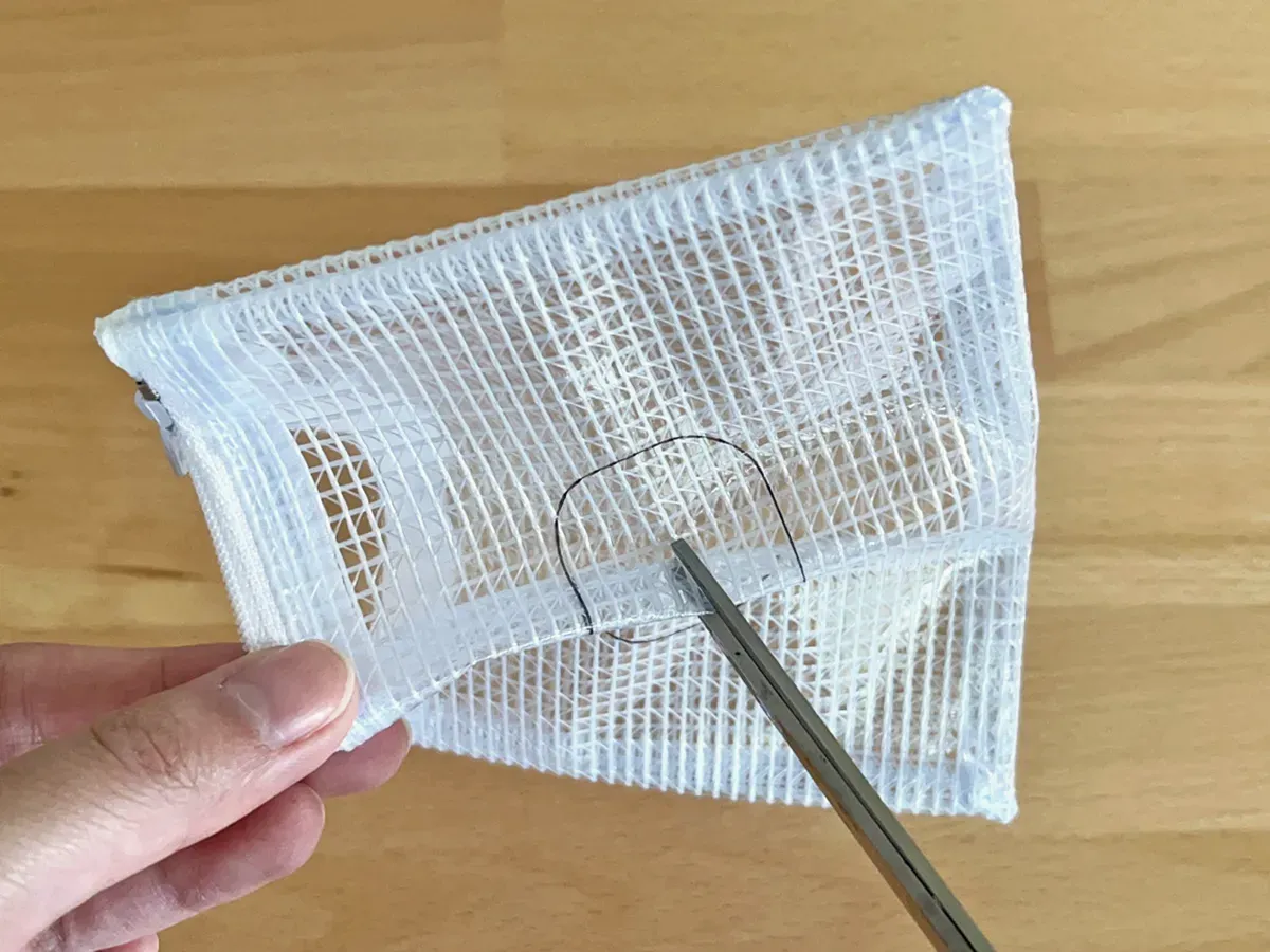 ケースに切り込みを入れている写真(撮影:grapeライフハック編集部)